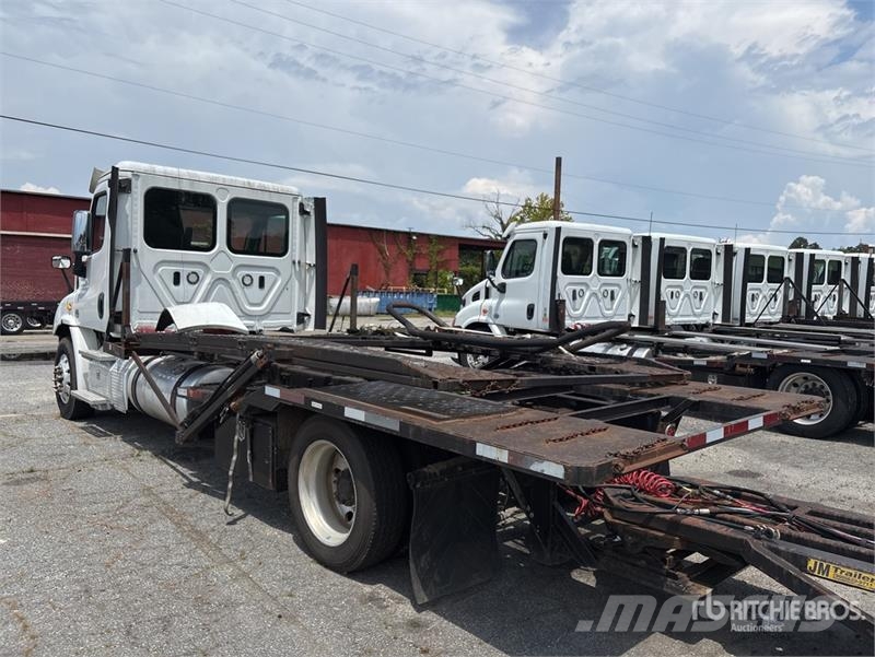 Freightliner Cascadia 113 Camiones portavehículos