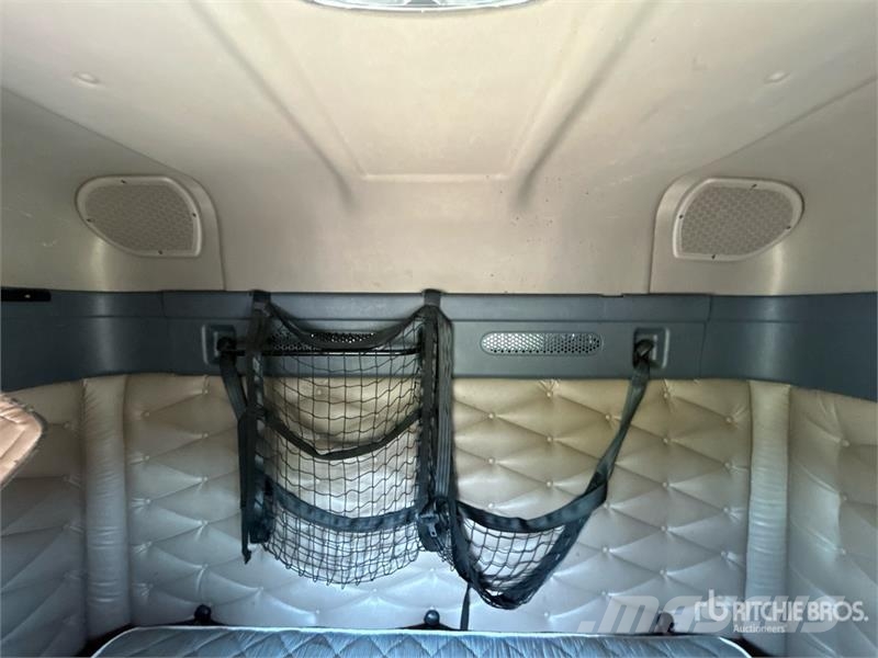 Freightliner Cascadia 113 6x4 Sleeper Car Carrier Truck Autovežiai