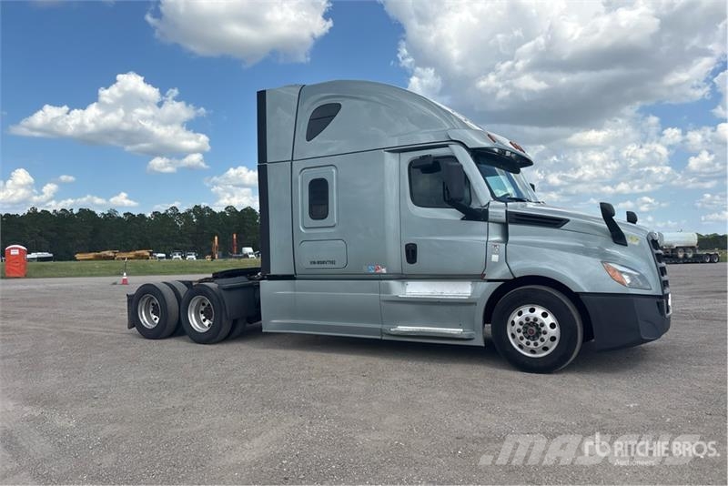 Freightliner Cascadia 126 T/A Sleeper Truck Tractor Tractor Units