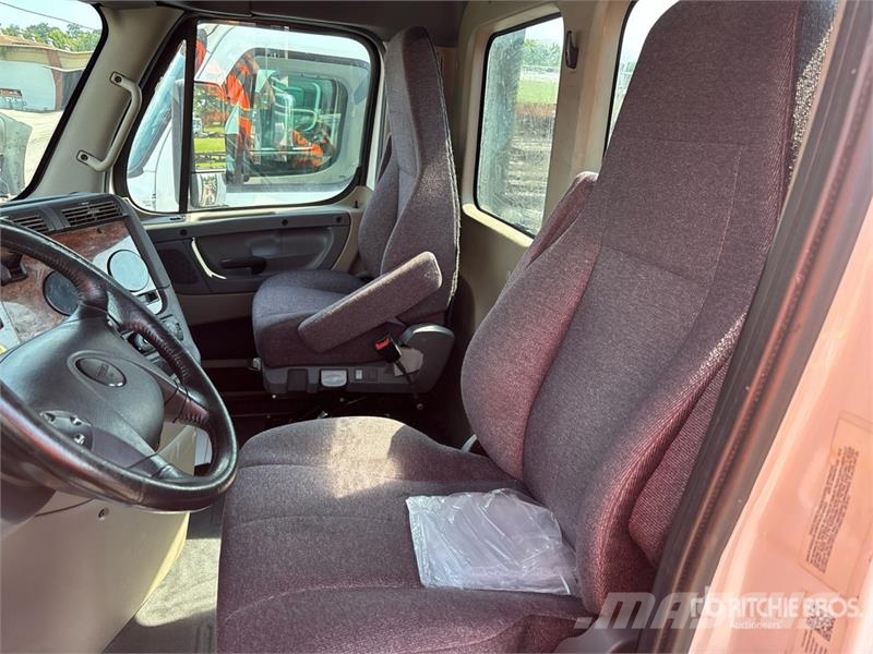 Freightliner Cascadia 113 Camiones portacoches