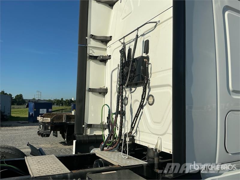Freightliner Cascadia 126 6x4 T/A Sleeper Truck Tractor Седельные тягачи