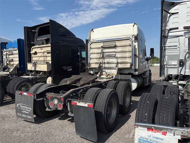 Freightliner Cascadia 125 6x4 T/A Sleeper Truck Tractor Tegljači