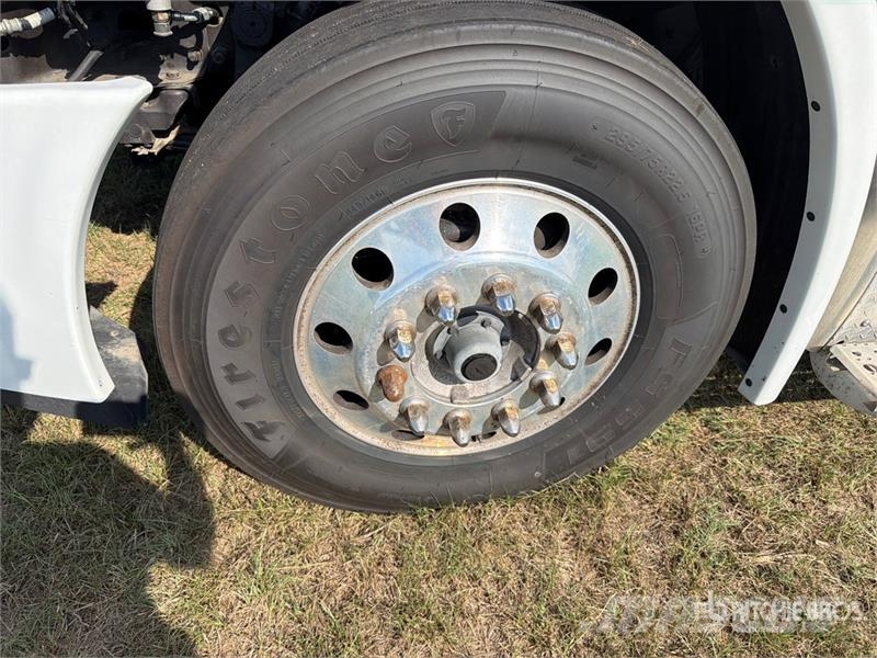 Freightliner Cascadia 113 6x4 Sleeper Car Carrier Truck مركبات النقل