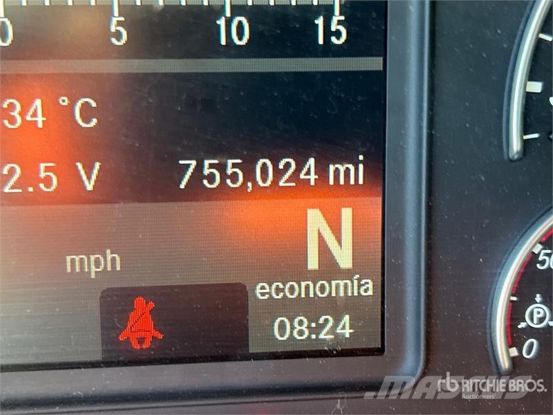Freightliner Cascadia 126 6x4 T/A Sleeper Truck Tractor 中古トラクターヘッド | トレーラーヘッド