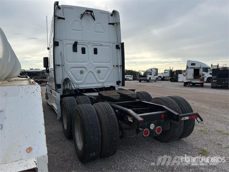 Freightliner Cascadia 125 6x4 T/A Sleeper Truck Tractor 曳引機組件