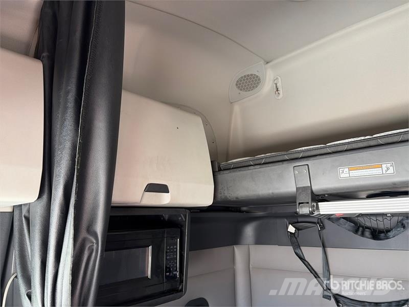Freightliner Cascadia 126 6x4 T/A Sleeper Truck Tractor Седельные тягачи