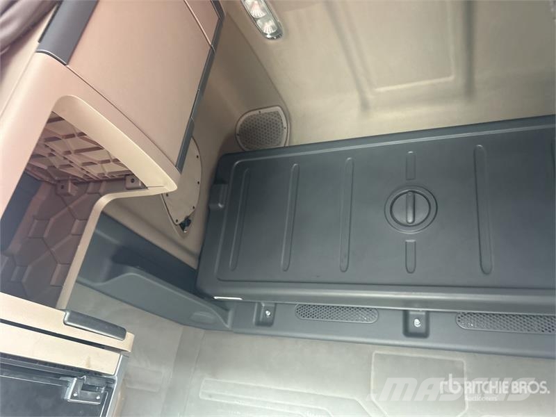 Freightliner Cascadia 125 6x4 T/A Sleeper Truck Tractor Седельные тягачи