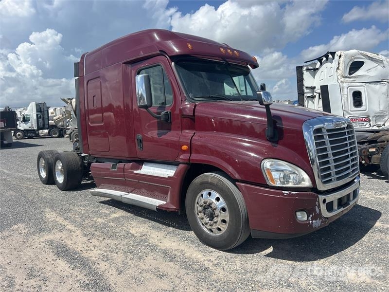 Freightliner Cascadia 125 6x4 T/A Sleeper Truck Tractor (Inoper Sattelzugmaschinen