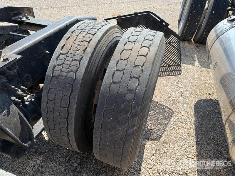 Freightliner Cascadia 126 6x4 T/A Sleeper Truck Tractor 中古トラクターヘッド | トレーラーヘッド