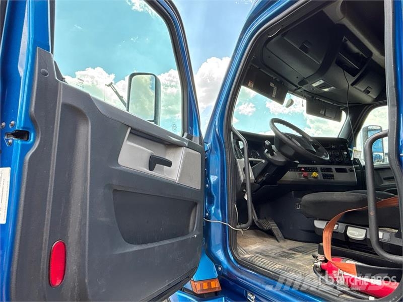 Freightliner Cascadia 126 6x4 T/A Sleeper Truck Tractor (Inoper Τράκτορες