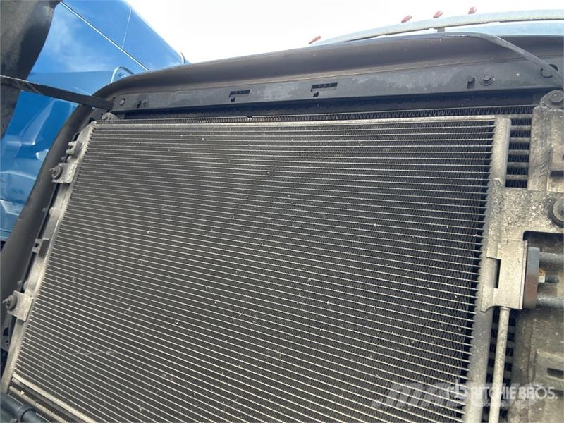 Freightliner Cascadia 126 6x4 T/A Sleeper Truck Tractor 中古トラクターヘッド | トレーラーヘッド
