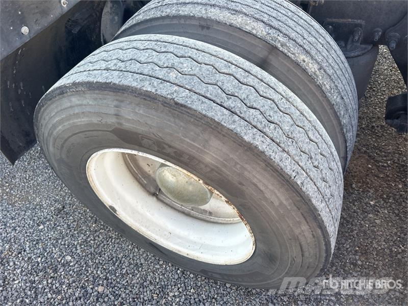 Freightliner Cascadia 125 6x4 T/A Sleeper Truck Tractor Trekkvogner