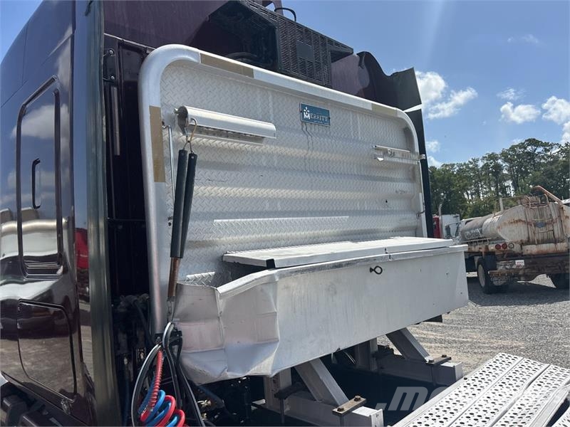 Freightliner Cascadia 125 6x4 T/A Sleeper Truck Tractor (Inoper Sattelzugmaschinen