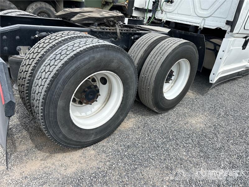 Freightliner Cascadia 126 6x4 T/A Sleeper Truck Tractor Nyergesvontatók