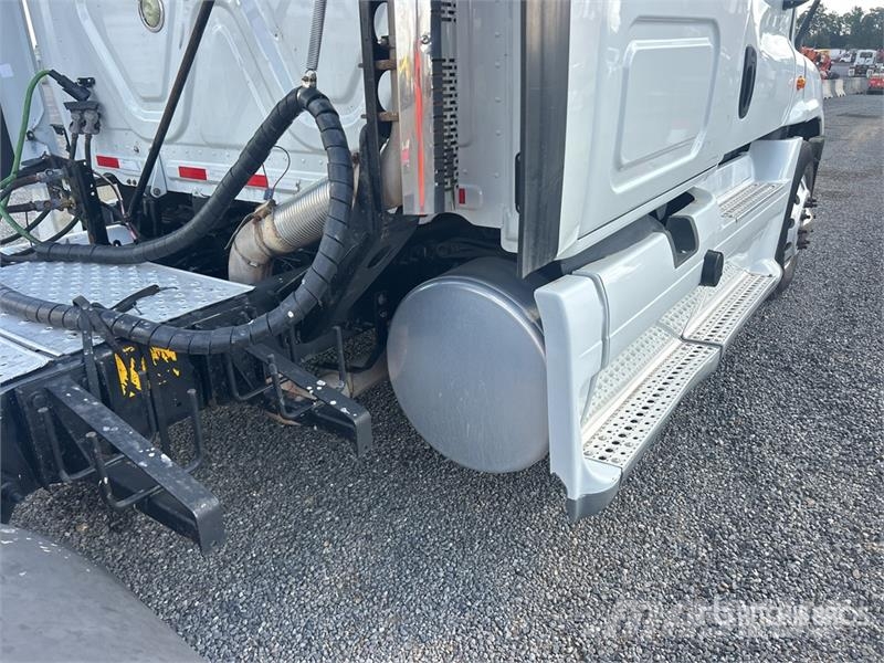 Freightliner Cascadia 125 6x4 T/A Sleeper Truck Tractor Trekkvogner