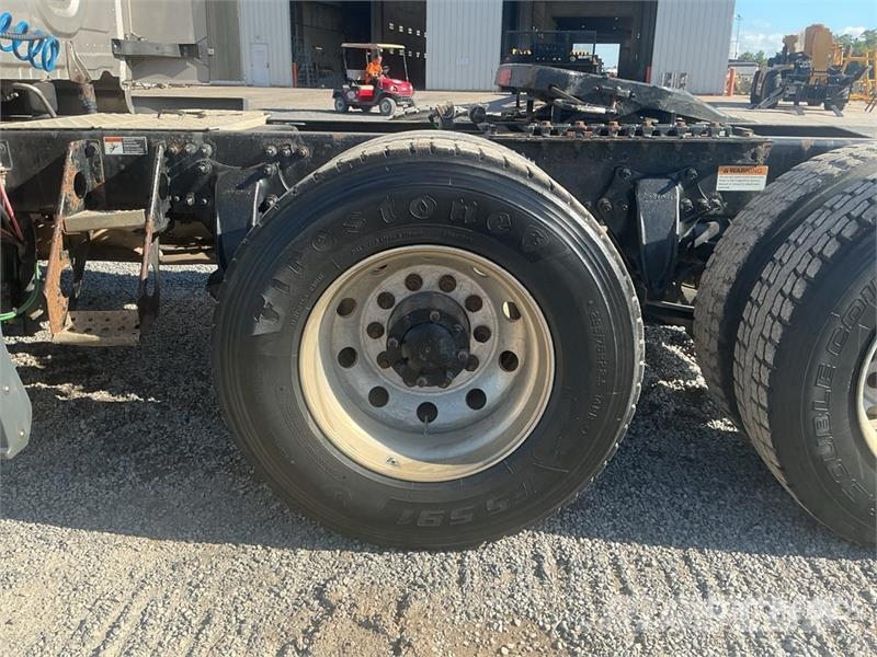 Freightliner Cascadia 125 6x4 T/A Sleeper Truck Tractor 中古トラクターヘッド | トレーラーヘッド