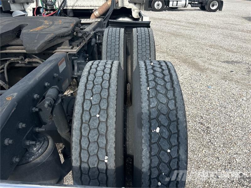 Freightliner Cascadia 126 6x4 T/A Sleeper Truck Tractor 中古トラクターヘッド | トレーラーヘッド