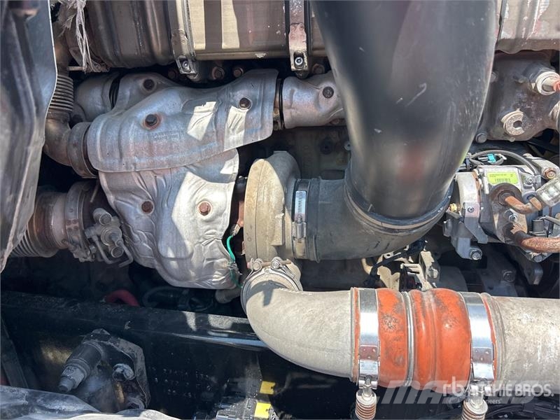 Freightliner Cascadia 126 6x4 T/A Sleeper Truck Tractor وحدات الجر