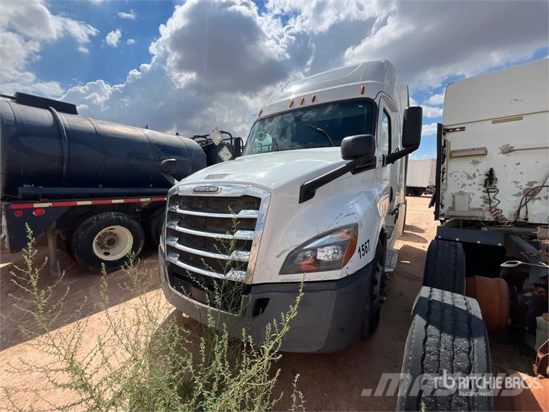 Freightliner Cascadia 126 6x4 T/A Sleeper Truck Tractor (Inoper Тягачі