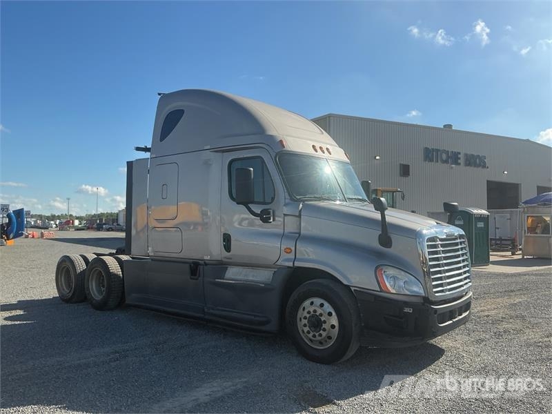 Freightliner Cascadia 125 6x4 T/A Sleeper Truck Tractor 中古トラクターヘッド | トレーラーヘッド