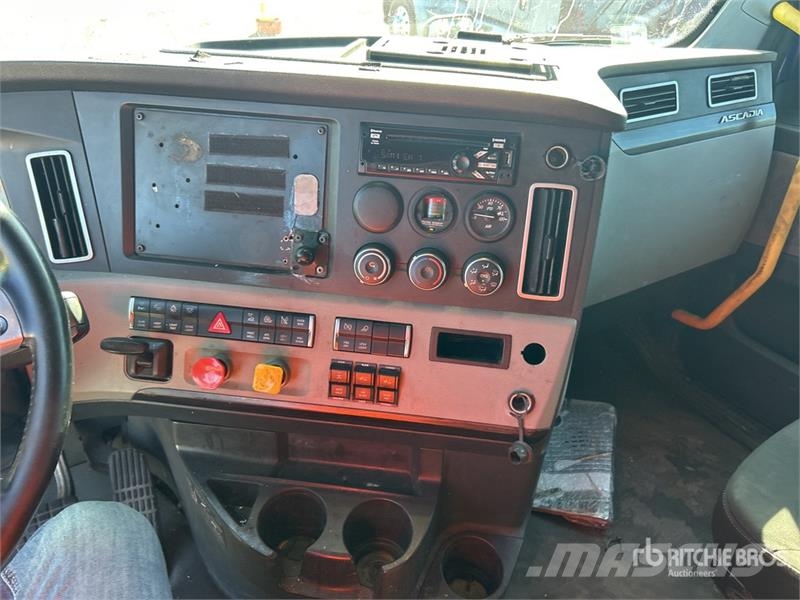 Freightliner Cascadia 126 6x4 T/A Sleeper Truck Tractor Tegljači