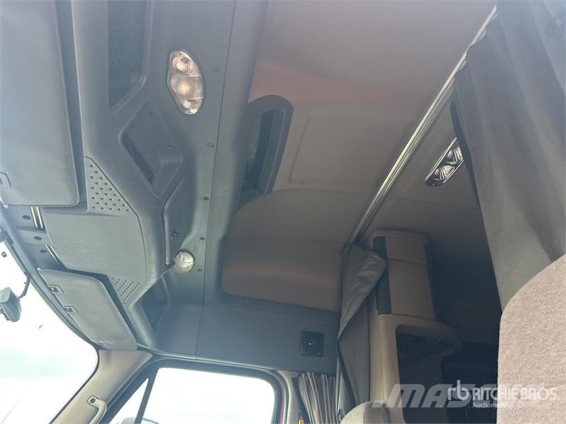 Freightliner Cascadia 125 6x4 T/A Sleeper Truck Tractor Sattelzugmaschinen