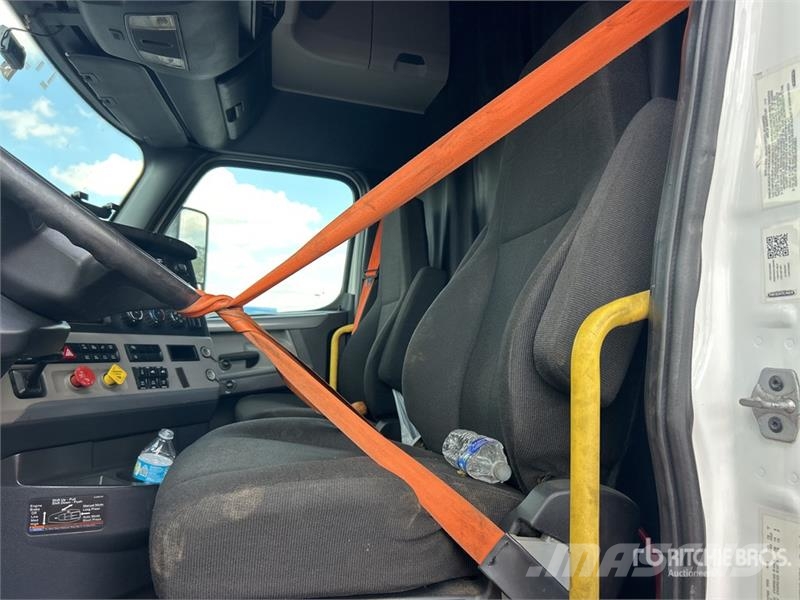 Freightliner Cascadia 126 6x4 T/A Sleeper Truck Tractor (Inoper Autotractoare