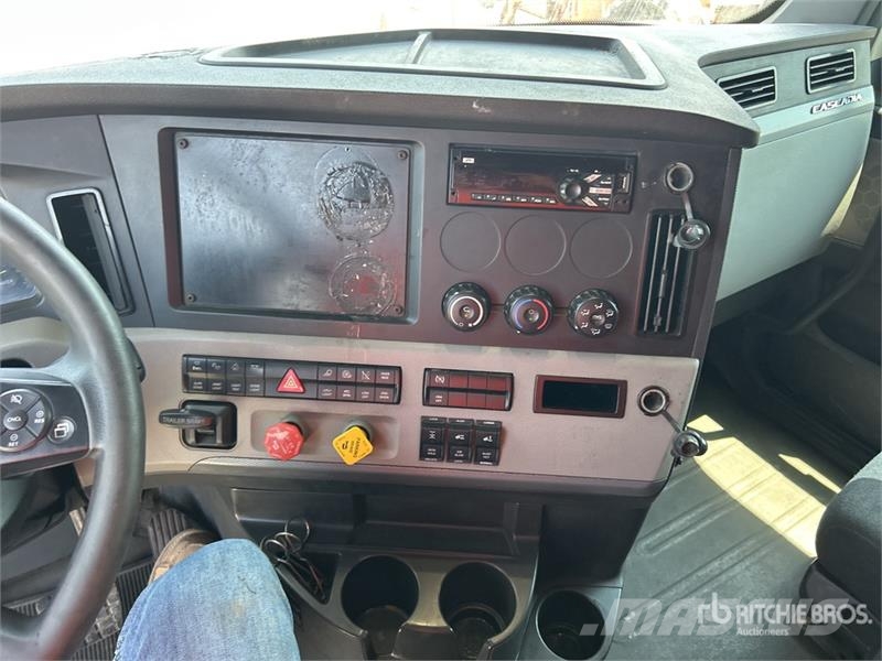 Freightliner Cascadia 126 6x4 T/A Sleeper Truck Tractor وحدات الجر