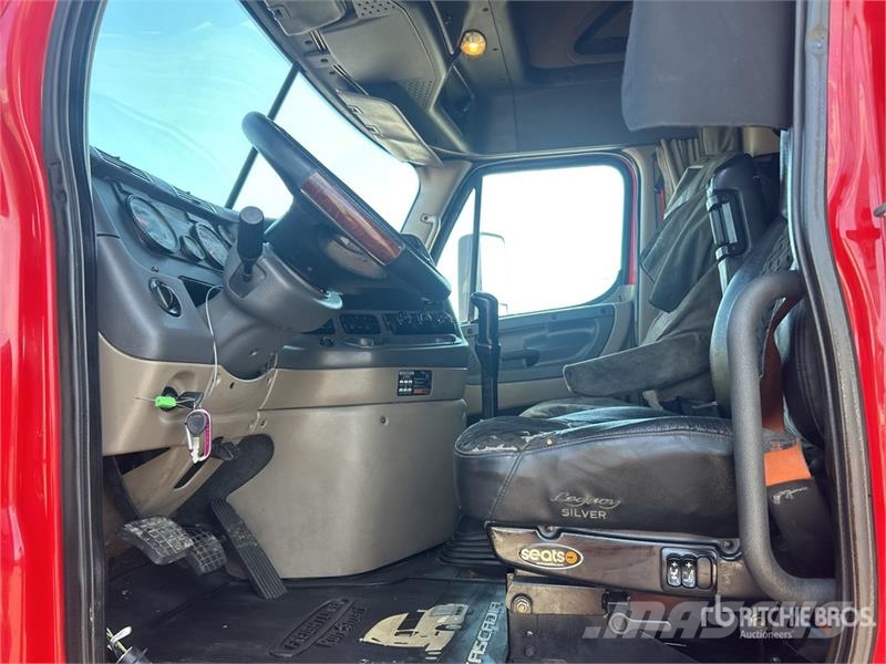 Freightliner Cascadia 125 6x4 T/A Sleeper Truck Tractor Vlačilci