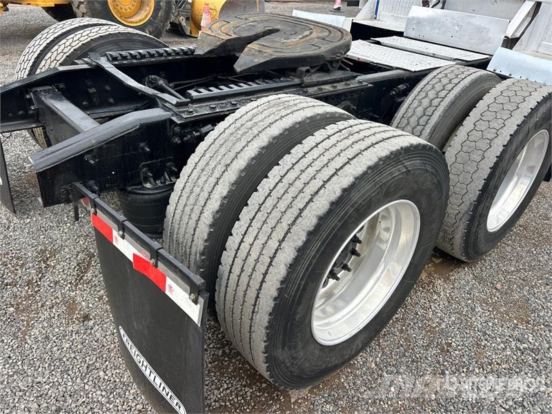 Freightliner Cascadia 125 6x4 T/A Sleeper Truck Tractor Vilcēji