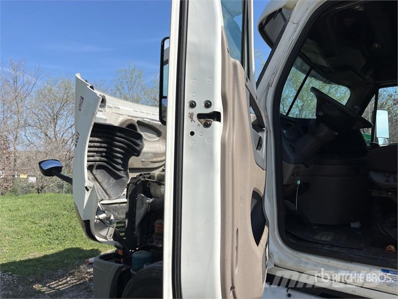 Freightliner Cascadia 125 6x4 T/A Sleeper Truck Tractor Cabezas tractoras