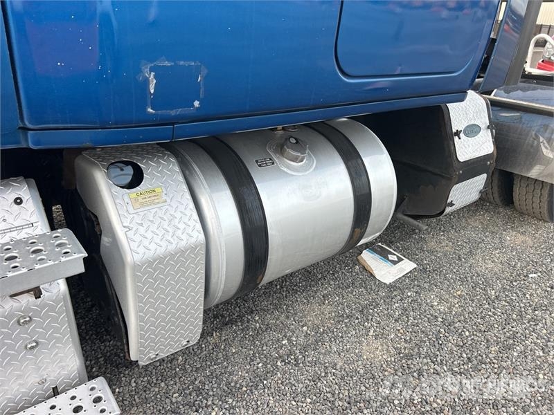 Freightliner Cascadia 126 6x4 T/A Sleeper Truck Tractor Vilcēji