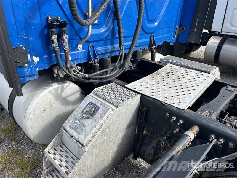 Freightliner Cascadia 125 6x4 T/A Sleeper Truck Tractor Sattelzugmaschinen