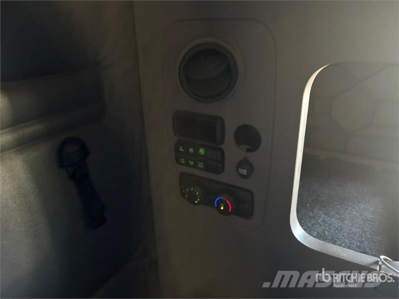 Freightliner Cascadia 125 6x4 T/A Sleeper Truck Tractor Тягачі
