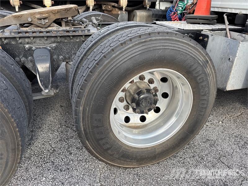 Freightliner Cascadia 125 6x4 T/A Sleeper Truck Tractor Sattelzugmaschinen