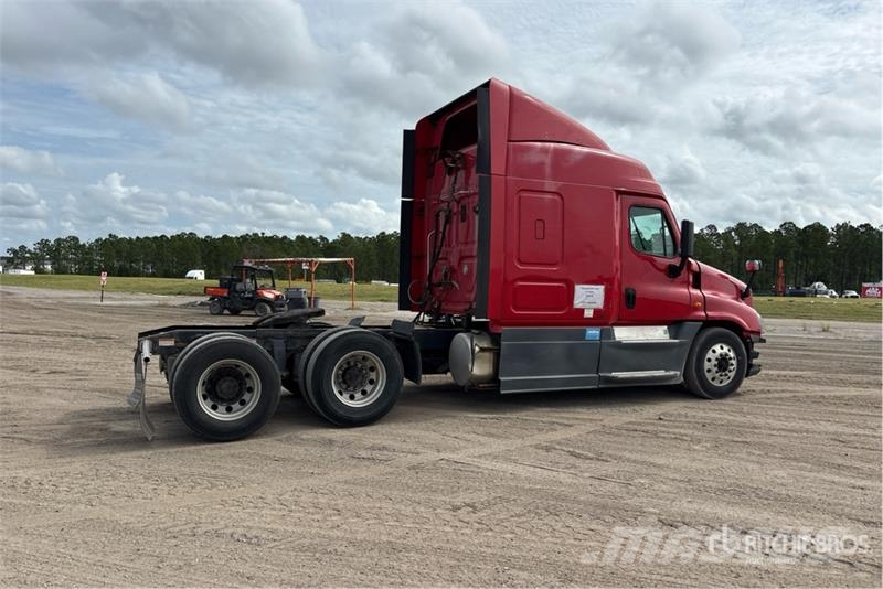 Freightliner Cascadia 125 T/A Sleeper Truck Tractor Vilcēji