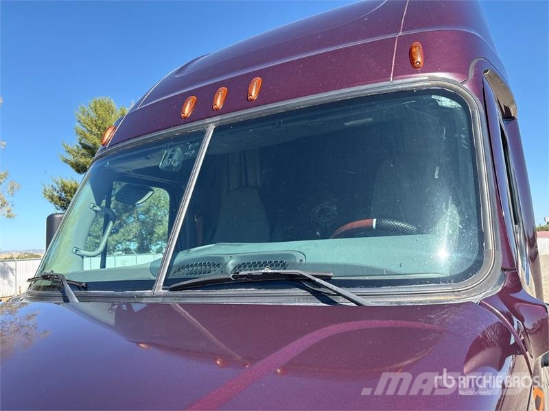 Freightliner Cascadia 125 6x4 T/A Sleeper Truck Tractor Тягачі