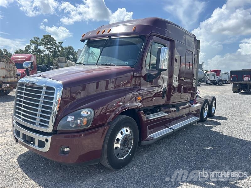Freightliner Cascadia 125 6x4 T/A Sleeper Truck Tractor (Inoper Sattelzugmaschinen