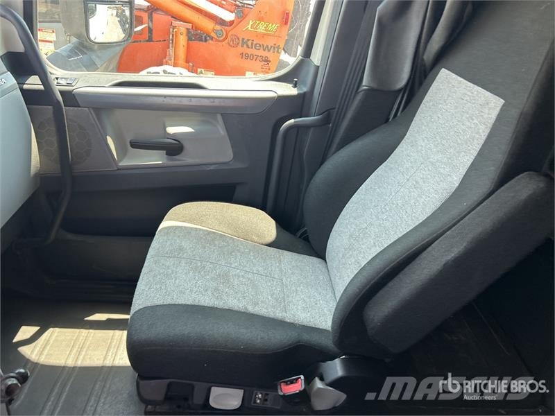 Freightliner Cascadia 126 6x4 T/A Sleeper Truck Tractor وحدات الجر