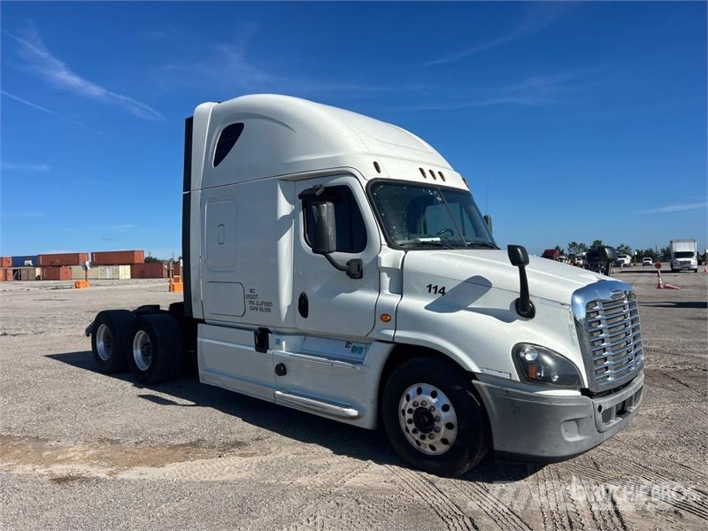 Freightliner Cascadia 125 6x4 T/A Sleeper Truck Tractor Dragbilar