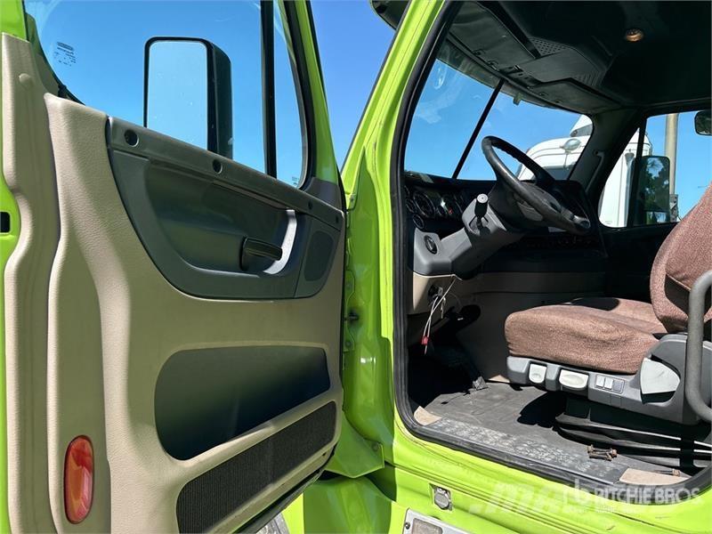 Freightliner Cascadia 125 6x4 T/A Sleeper Truck Tractor (Inoper Trekkvogner