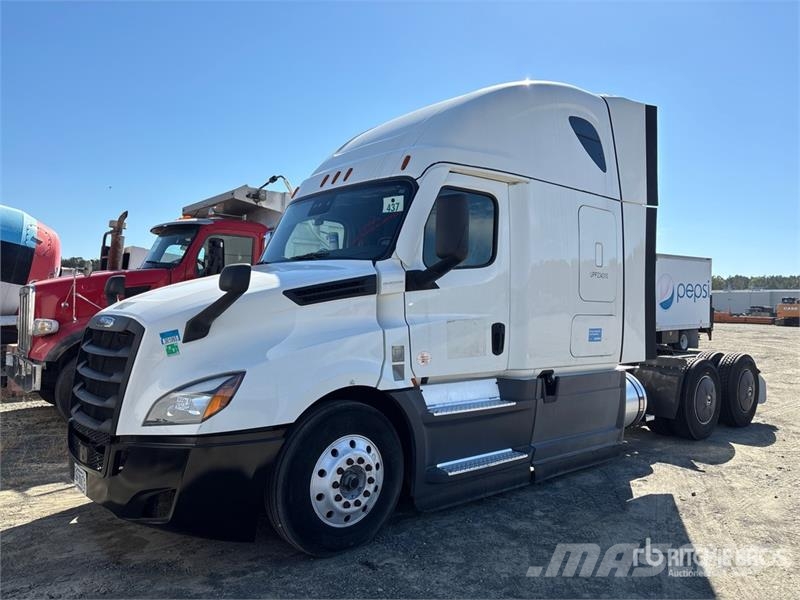 Freightliner Cascadia 126 6x4 T/A Sleeper Truck Tractor Sattelzugmaschinen