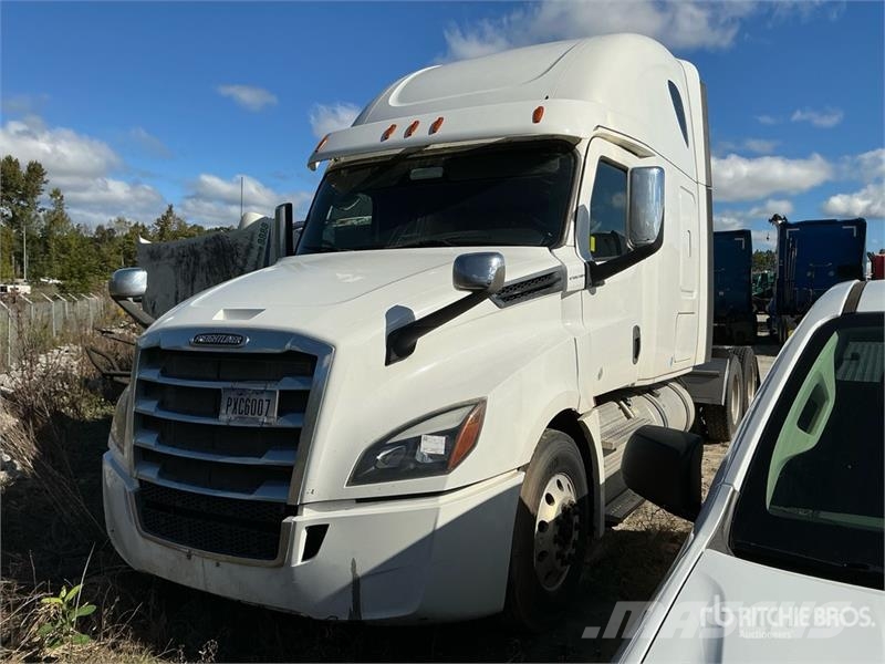Freightliner Cascadia 126 6x4 T/A Sleeper Truck Tractor (Inoper Vetopöytäautot