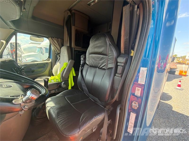 Freightliner Cascadia 125 6x4 T/A Sleeper Truck Tractor Vilcēji