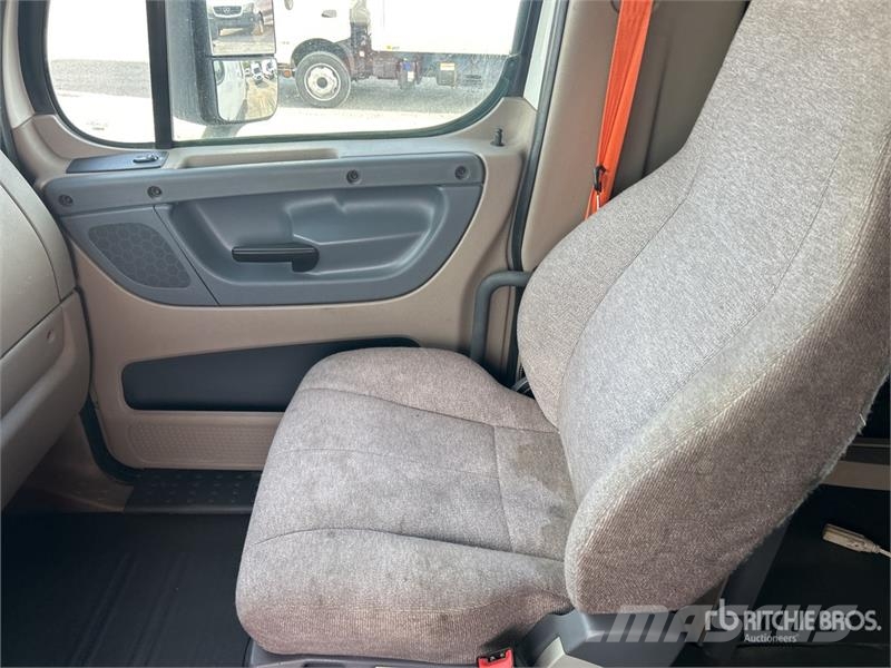 Freightliner Cascadia 125 6x4 T/A Sleeper Truck Tractor (Inoper Çekiciler