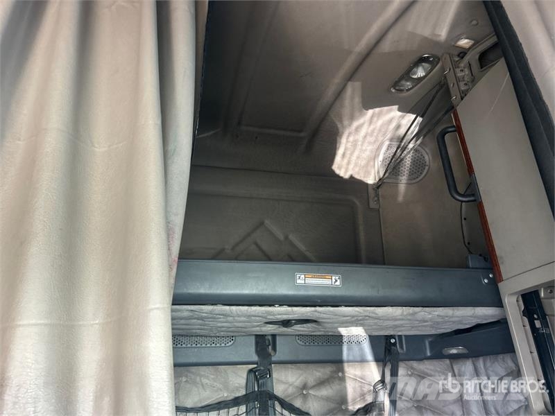 Freightliner Cascadia 125 6x4 T/A Sleeper Truck Tractor (Inoper وحدات الجر