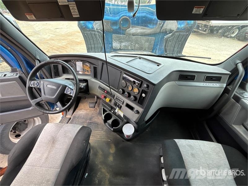 Freightliner Cascadia 126 6x4 T/A Sleeper Truck Tractor (Inoper Τράκτορες