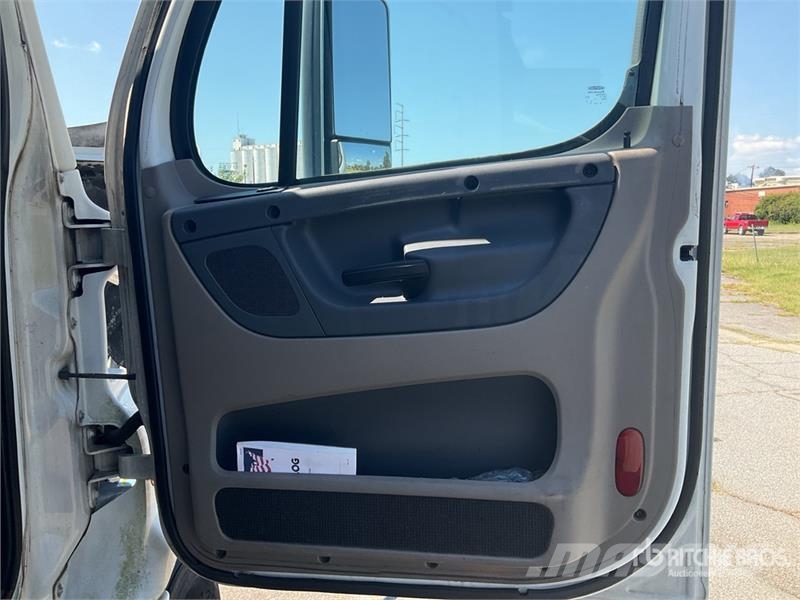Freightliner Cascadia 113 6x4 Sleeper Car Carrier Truck Evakuatori