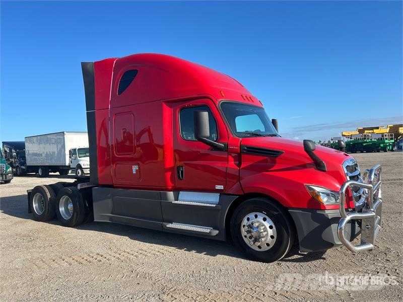 Freightliner Cascadia 126 6x4 T/A Sleeper Truck Tractor Тягачі