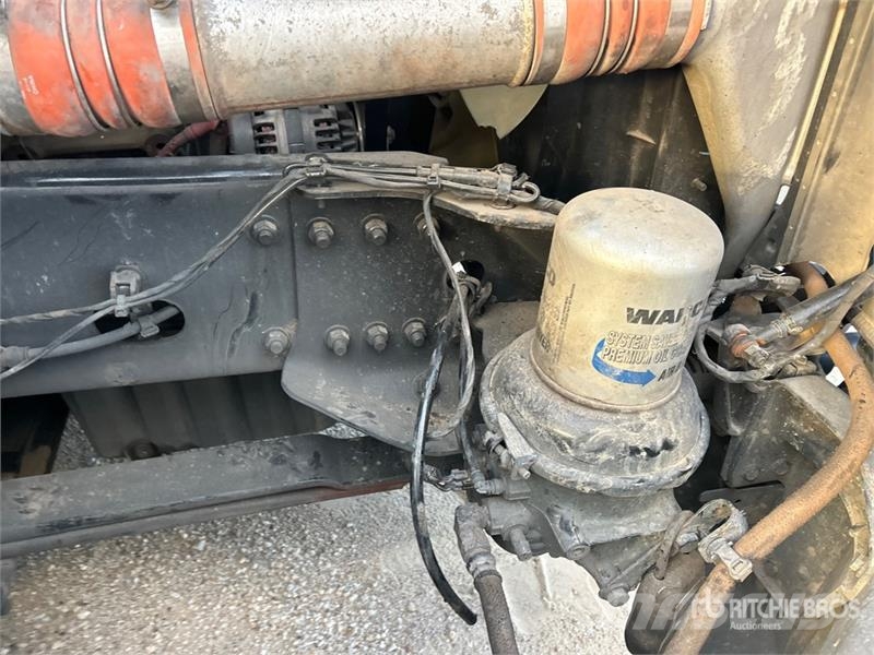 Freightliner Cascadia 6x4 T/A Sleeper Truck Tractor (Inoperable Trekkvogner